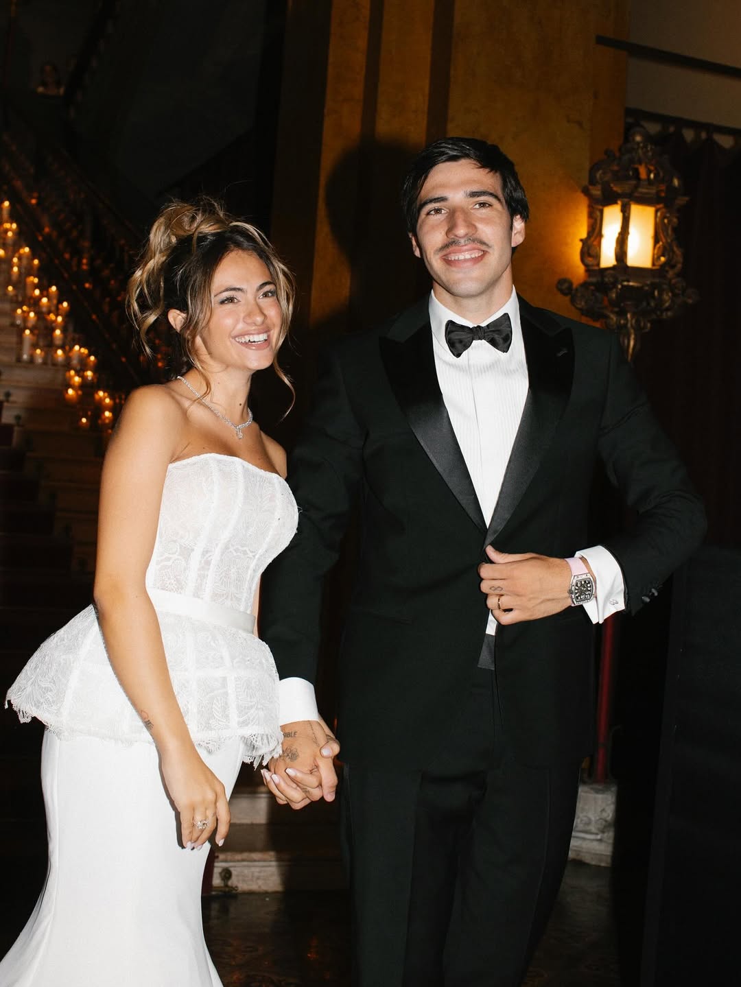 Lui, @SandroTonali, Campione della Nazionale e del Newcastle. Lei, @Juliette_Pastore, è la donna “che mi ha sempre sostenuto, anche nei momenti difficili”. Il matrimonio ha avuto come teatro Cernobbio- prima la cer.jpg